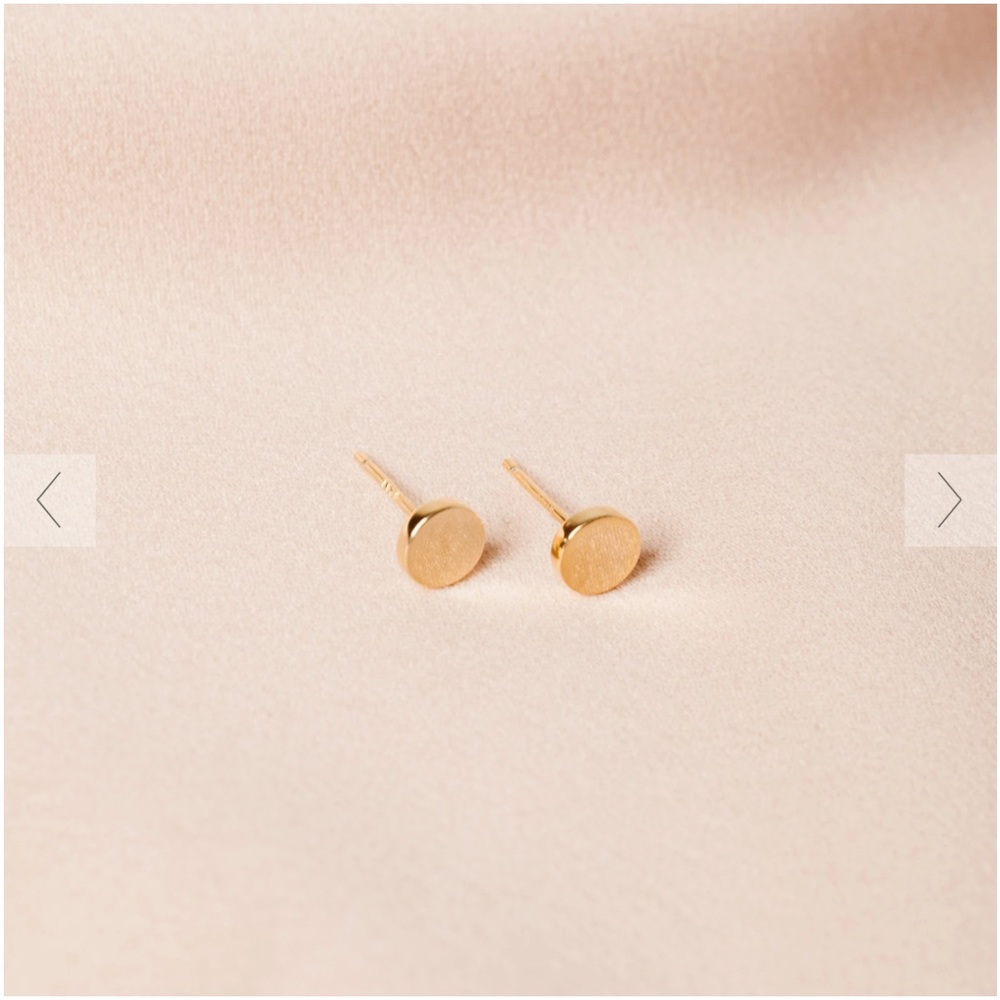 NWT Must Have Minimalist Gold Round Stud Earrings - Picture 1 of 3